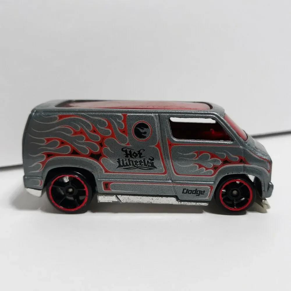 HOT WHEELS CUSTOM '77 DODGE VAN Mattel Die-Cast 2007 Silver with red flames